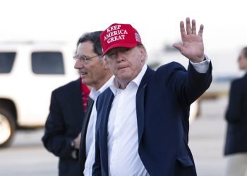 El presidente Donald Trump saluda mientras desciende del avión presidencial acompañado por el senador John Barraso, en el Aeropuerto Internacional de Palm Beach, el viernes 29 de noviembre de 2019, en West Palm Beach, Florida. Foto: Alex Brandon / AP.