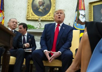 El presidente Donald Trump habla durante una reunión con el presidente turco Recep Tayyip Erdogan en la Oficina Oval en la Casa Blanca el miércoles 13 de noviembre de 2019 en Washington. Foto: AP/Evan Vucci