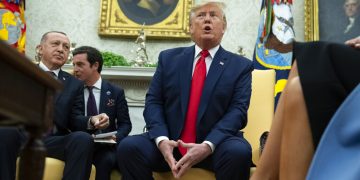 El presidente Donald Trump habla durante una reunión con el presidente turco Recep Tayyip Erdogan en la Oficina Oval en la Casa Blanca el miércoles 13 de noviembre de 2019 en Washington. Foto: AP/Evan Vucci