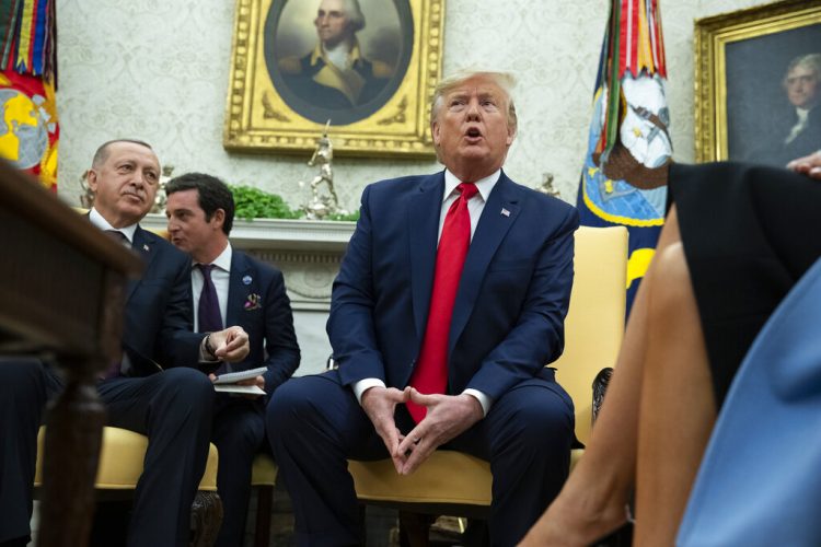 El presidente Donald Trump habla durante una reunión con el presidente turco Recep Tayyip Erdogan en la Oficina Oval en la Casa Blanca el miércoles 13 de noviembre de 2019 en Washington. Foto: AP/Evan Vucci