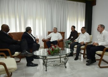 Presidente cubano Miguel Díaz-Canel recibió este domingo al primer ministro de San Vicente y las Granadinas, Ralph Gonsalves. Foto: @PresidenciaCuba