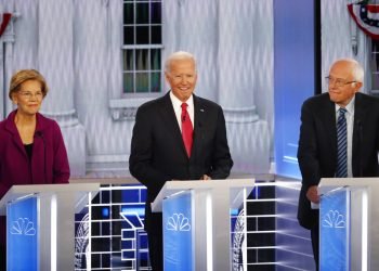 De izquierda a derecha, la senadora demócrata por Massachusetts Elizabeth Warren, el ex vicepresidente Joe Biden y el senador independiente por Vermont Bernie Sanders, tres de los aspirantes a la candidatura demócrata a la presidencia de Estados Unidos, durante un debate para las primarias, el miércoles 20 de noviembre de 2019 en Atlanta, Estados Unidos. Foto: John Bazemore / AP.