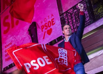 Pedro Sánchez, jefe de gobierno y líder del Partido Socialista Obrero Español, alza un puño ante sus simpatizantes frente a la sede del partido tras las elecciones generales en Madrid, España, el domingo 10 de noviembre de 2019. (AP Foto/Bernat Armangue)