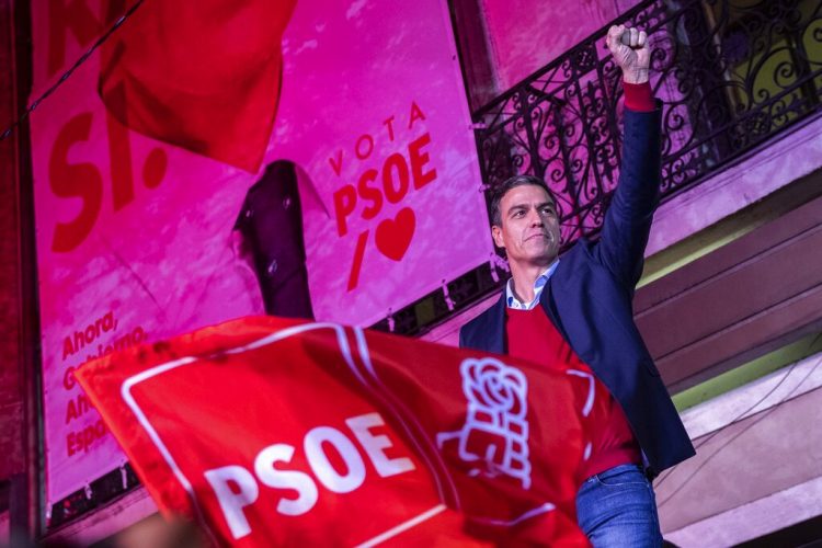 Pedro Sánchez, jefe de gobierno y líder del Partido Socialista Obrero Español, alza un puño ante sus simpatizantes frente a la sede del partido tras las elecciones generales en Madrid, España, el domingo 10 de noviembre de 2019. (AP Foto/Bernat Armangue)