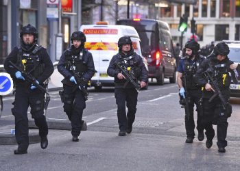 Agentes de la policía británica patrullan por la calle Cannon, cerca del lugar de un ataque en el Puente de Londres, en el centro de la ciudad, el 29 de noviembre de 2019. Foto: Kirsty O'Connor/PA vía AP.