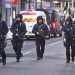 Agentes de la policía británica patrullan por la calle Cannon, cerca del lugar de un ataque en el Puente de Londres, en el centro de la ciudad, el 29 de noviembre de 2019. Foto: Kirsty O'Connor/PA vía AP.
