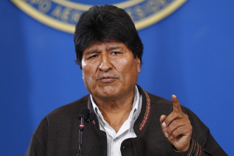 El presidente de Bolivia, Evo Morales, habla durante una conferencia de prensa en el aeropuerto militar de El Alto, Bolivia, el sábado 9 de noviembre de 2019. (Foto AP/Juan Karita)