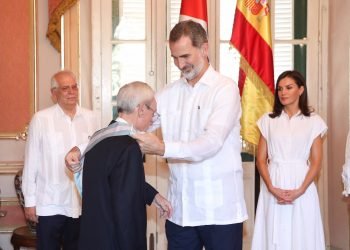 El Felipe VI de España condecora al historiador Eusebio Leal con la Gran Cruz de la Real y Distinguida Orden Española de Carlos III, en el Palacio de los Capitanes Generales de La Habana, el 13 de noviembre de 2019. Foto: @CasaReal / Twitter.