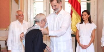 El Felipe VI de España condecora al historiador Eusebio Leal con la Gran Cruz de la Real y Distinguida Orden Española de Carlos III, en el Palacio de los Capitanes Generales de La Habana, el 13 de noviembre de 2019. Foto: @CasaReal / Twitter.