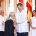 El Felipe VI de España condecora al historiador Eusebio Leal con la Gran Cruz de la Real y Distinguida Orden Española de Carlos III, en el Palacio de los Capitanes Generales de La Habana, el 13 de noviembre de 2019. Foto: @CasaReal / Twitter.