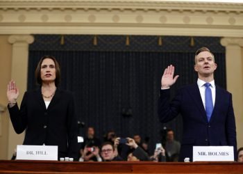 Fiona Hill, exasesora del Consejo Nacional de Seguridad, y David Holmes, consejero de la embajada de EEUU en Ucrania, durante su audiencia pública sobre el proceso de juicio político del presidente Donald Trump en la Cámara de Representantes el jueves 21 de noviembre de 2019. Foto: Andrew Harnik / AP.