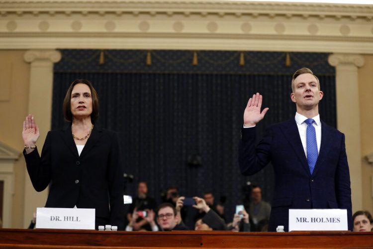 Fiona Hill, exasesora del Consejo Nacional de Seguridad, y David Holmes, consejero de la embajada de EEUU en Ucrania, durante su audiencia pública sobre el proceso de juicio político del presidente Donald Trump en la Cámara de Representantes el jueves 21 de noviembre de 2019. Foto: Andrew Harnik / AP.