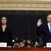 Fiona Hill, exasesora del Consejo Nacional de Seguridad, y David Holmes, consejero de la embajada de EEUU en Ucrania, durante su audiencia pública sobre el proceso de juicio político del presidente Donald Trump en la Cámara de Representantes el jueves 21 de noviembre de 2019. Foto: Andrew Harnik / AP.