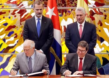 Los cancilleres, de España, Josep Borrell (delante.i), y el de Cuba, Bruno Rodríguez (delante-d), firman un acuerdo junto al rey de España, Felipe VI (i), y el presidente de Cuba, Miguel Díaz-Canel (d), este martes, en La Habana (Cuba). Foto: EFE/ Ernesto Mastrascusa