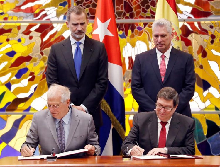 Los cancilleres, de España, Josep Borrell (delante.i), y el de Cuba, Bruno Rodríguez (delante-d), firman un acuerdo junto al rey de España, Felipe VI (i), y el presidente de Cuba, Miguel Díaz-Canel (d), este martes, en La Habana (Cuba). Foto: EFE/ Ernesto Mastrascusa