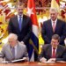 Los cancilleres, de España, Josep Borrell (delante.i), y el de Cuba, Bruno Rodríguez (delante-d), firman un acuerdo junto al rey de España, Felipe VI (i), y el presidente de Cuba, Miguel Díaz-Canel (d), este martes, en La Habana (Cuba). Foto: EFE/ Ernesto Mastrascusa