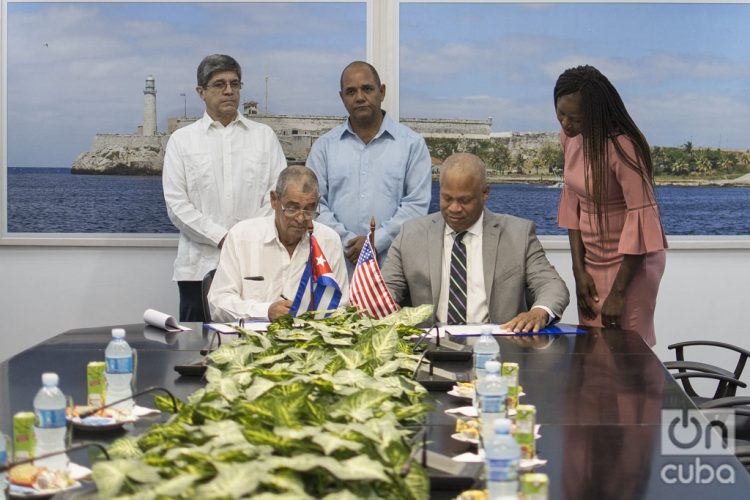 Arthur C. Walton (d), director de Relaciones Intergubernamentales de la ciudad de Nueva Orleans, y Félix Mejías (i), director de Relaciones Internacionales de la Asamblea Provincial de La Habana, firman un memorando de entendimiento entre las dos ciudades, en La Habana, el 14 de noviembre de 2019. Detrás, Carlos Fernández de Cossío (i), director general para Estados Unidos de la Cancillería cubana; Reinaldo García Zapata (c), presidente de la Asamblea Provincial de La Habana; y Rosine Pema Sanga (d), directora de Relaciones Internacionales de New Orleans. Foto: Otmaro Rodríguez.