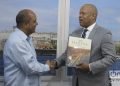 Reinaldo García Zapata (i), presidente de la Asamblea Provincial de La Habana, y Arthur C. Walton (d), director de Relaciones Intergubernamentales de la ciudad de Nueva Orleans, intercambian obsequios tras la firma de un memorando de entendimiento entre las dos ciudades, en La Habana, el 14 de noviembre de 2019. Foto: Otmaro Rodríguez.