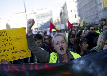 Una manifestante grita consignas durante una manifestación de los chalecos amarillo en conmemoración del primer año del movimiento en Marsella, sur de Francia, el sábado 16 de noviembre del 2019. (AP Foto/Daniel Cole)