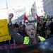 Una manifestante grita consignas durante una manifestación de los chalecos amarillo en conmemoración del primer año del movimiento en Marsella, sur de Francia, el sábado 16 de noviembre del 2019. (AP Foto/Daniel Cole)