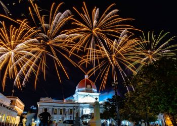 Fuegos de artificios de la compañía Firework FX en la ciudad de Cienfuegos, en el occidente de Cuba. Foto: @fireworksfx