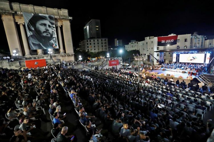 Cuba conmemoró este lunes el tercer aniversario del fallecimiento de Fidel Castro (1926-2016), con numerosos actos de homenaje para recordar su legado a lo largo de todo el país. Foto: Yander Zamora/EFE