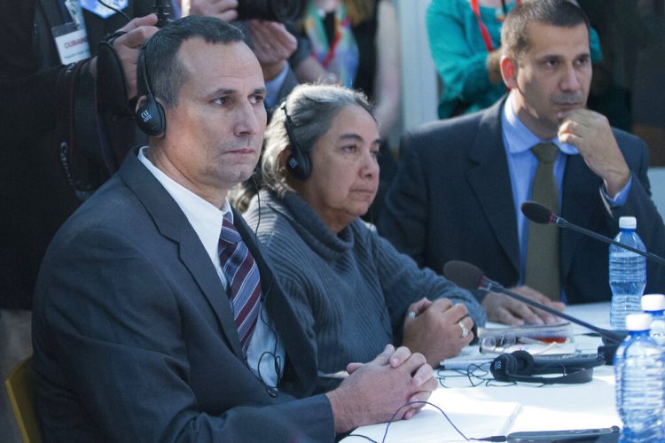 Foto de archivo de 2016, del opositor cubano José Daniel Ferrer (izquierda), junto a otros opositores al gobierno de la Isla, escuchando durante una reunión con el expresidente Barack Obama en la Embajada de Estados Unidos en La Habana. Foto: Pablo Martínez Monsiváis / AP / Archivo.