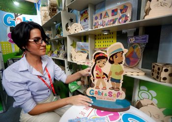 Sarilén Morales, jefa del equipo de comunicación online de Decorarte, la cooperativa autónoma que fabrica la línea Gabi & Sofi, en su stand en la 37 Feria Internacional de La Habana, el 6 de noviembre de 2019. Foto: Ernesto Mastrascusa / EFE.