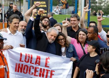 El expresidente de Brasil, Lula da Silva a su salida de prisión. Foto: El País