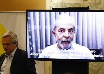 El presidente electo de Argentina Alberto Fernández escucha un mensaje grabado del expresidente de Brasil Luiz Inácio Lula da Silva durante la inauguración de la segunda reunión del Grupo de Puebla en Buenos Aires, Argentina, el sábado 9 de noviembre de 2019. Foto: Natacha Pisarenko / AP.