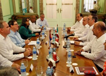 El canciller cubano Bruno Rodríguez (3-i), recibe a su homólogo de México, Marcelo Luis Ebrard (3-d), en la sede del Ministerio de Relaciones Exteriores, en La Habana, el sábado 9 de noviembre de 2019. Foto: Ernesto Mastrascusa/POOL/EFE.