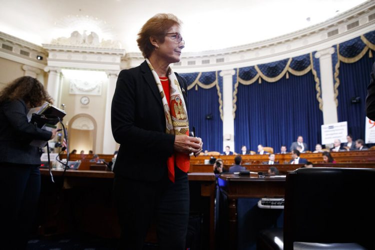 Marie Yovanovitch, exembajadora de Estados Unidos ante Ucrania, se toma un descanso durante su presentación de testimonios ante la Comisión de Inteligencia de la Cámara de Representantes, el viernes 15 de noviembre de 2019, en el Capitolio en Washington, en la segunda aundiencia de la investigación sobre un juicio político a Donald Trump. (AP Foto/Jacquelyn Martin)