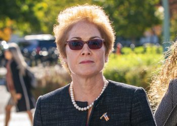 En esta foto de archivo del 11 de octubre de 2019, la exembajadora de Estados Unidos en Ucrania, Marie Yovanovitch, llega al Capitolio en Washington. Foto: AP/J. Scott Applewhite / Archivo.