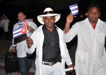 Médicos cubanos del primer grupo de colaboradores en Ecuador llega al aeropuerto "Antonio Maceo" de Santiago de Cuba, el 19 de noviembre de 2019. Foto: Miguel Rubiera / ACN.