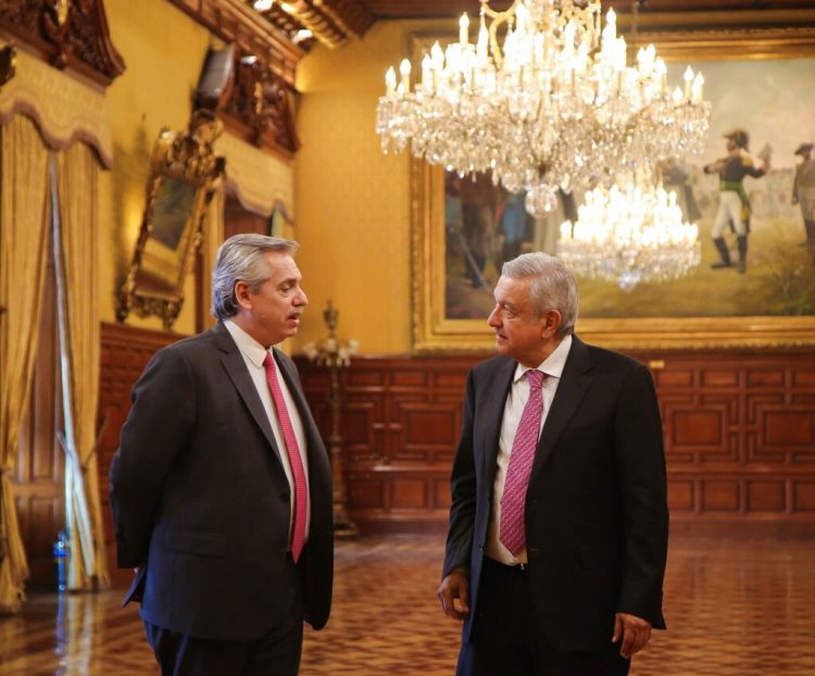 En esta fotografía, el presidente electo de Argentina, Alberto Fernández (izq), dialoga con el mandatario mexicano Andrés Manuel López Obrador en el Palacio Nacional en la Ciudad de México, el lunes 4 de noviembre de 2019. Foto: AP