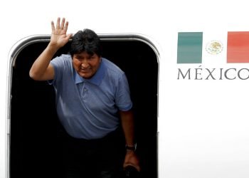 Evo Morales a su llegada a México, que le otorgó asilo luego de su renuncia como presidente de Bolivia. Foto: Eduardo Verdugo / AP / Archivo.