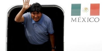 Evo Morales a su llegada a México, que le otorgó asilo luego de su renuncia como presidente de Bolivia. Foto: Eduardo Verdugo / AP / Archivo.