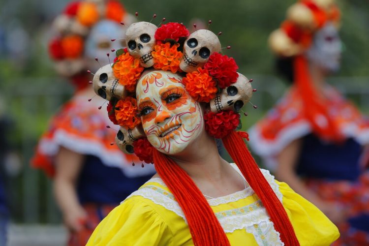 Miembros de una coreografía participan en el desfile del Día de Muertos en la Ciudad de México, el sábado 2 de noviembre de 2019. (AP Foto/Ginnette Riquelme)