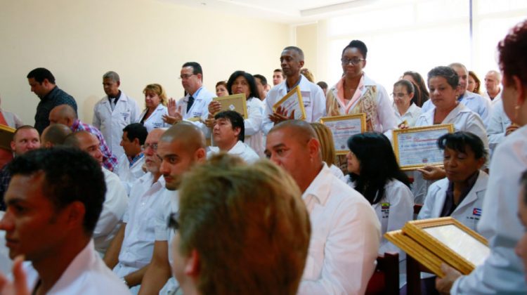 Médicos cubanos en Ecuador. Foto: primicias.ec