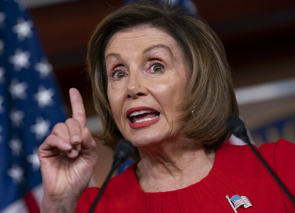 La presidenta de la Cámara de Representantes, la demócrata Nancy Pelosi, habla con la prensa tras la primera audiencia pública en la investigación al presidente Donald Trump, en el Capitolio, Washington, el jueves 14 de noviembre de 2019. Foto: J. Scott Applewhite/AP