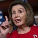 La presidenta de la Cámara de Representantes, la demócrata Nancy Pelosi, habla con la prensa tras la primera audiencia pública en la investigación al presidente Donald Trump, en el Capitolio, Washington, el jueves 14 de noviembre de 2019. Foto: J. Scott Applewhite/AP