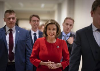 La presidenta de la Cámara de Representantes, la demócrata Nancy Pelosi, llega a una conferencia de prensa el día después de la primera audiencia pública en la investigación de juicio político al presidente Donald Trump, en el Capitolio de Washington, el jueves 14 de noviembre de 2019. Foto: J. Scott Applewhite / AP.