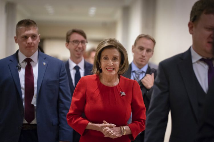 La presidenta de la Cámara de Representantes, la demócrata Nancy Pelosi, llega a una conferencia de prensa el día después de la primera audiencia pública en la investigación de juicio político al presidente Donald Trump, en el Capitolio de Washington, el jueves 14 de noviembre de 2019. Foto: J. Scott Applewhite / AP.