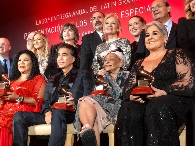 Omara Portuondo (2-d, abajo) junto a otros artistas laureados con el Premio a la Excelencia Musical de la Academia Latina de la Grabación, en Las Vegas, EE.UU., el 13 de noviembre de 2019. Foto: Perfil de Facebook de Omara Portuondo.