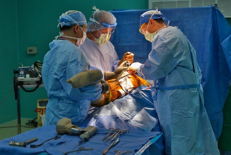 Médicos estadounidenses de la organización humanitaria Operation Walk realizan una operación para colocar un implante ortopédico en el hospital "Fructuoso Rodríguez" de La Habana. Foto: Irene Pérez / Cubadebate.