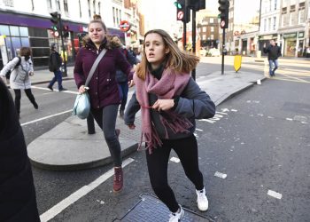 La gente se apresura para evacuar el Puente de Londres después de un incidente, el viernes 29 de noviembre de 2019. Foto: Dominic Lipinski/ AP.