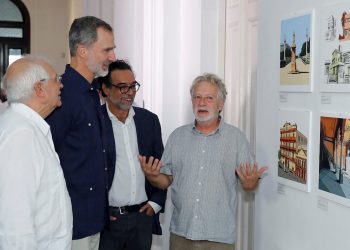 El rey de España, Felipe VI, y el ministro español de Asuntos Exteriores, Josep Borrell (i), conversan con el diseñador Javier Mariscal (d) y el escritor Mauricio Vicent (2-d), autores del libro "500 años de La Habana", durante la presentación celebrada en la embajada de España en La Habana, el 13 de noviembre de 2019. Foto: Juan Carlos Hidalgo / EFE.