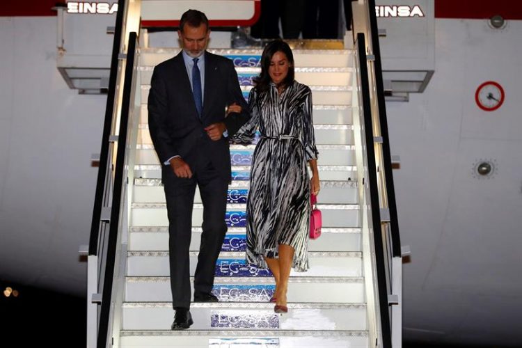 El Rey Felipe VI y la Reina Letizia a su llegada esta noche al aeropuerto Internacional José Martí en La Habana, donde inician un viaje oficial de cuatro días a Cuba, y que se enmarca en la conmemoración de los 500 años de la fundación de La Habana. Foto: Juan Carlos Hidalgo / EFE.