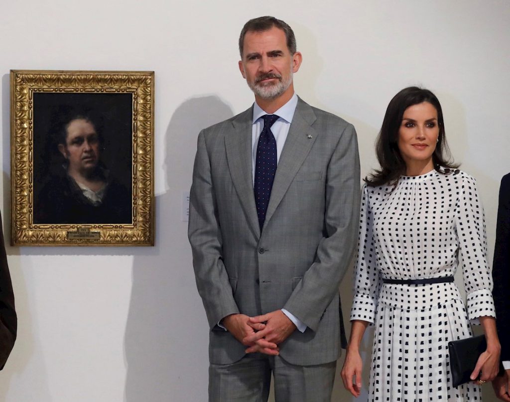 Los reyes de España, Felipe VI y Letizia, posan delante del Autorretrato de Goya, durante la visita realizada al Museo de Bellas Artes en La Habana. Foto: Juan Carlos Hidalgo / EFE.