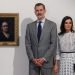 Los reyes de España, Felipe VI y Letizia, posan delante del Autorretrato de Goya, durante la visita realizada al Museo de Bellas Artes en La Habana. Foto: Juan Carlos Hidalgo / EFE.